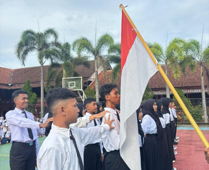 Pelantikan Pengurus OSIS Baru SMPN 1 Cijeungjing Masa Bakti 2026/2027 Berlangsung Khidmat