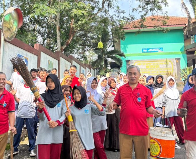 Kegiatan Bersih-Bersih Bersama dalam Rangka Persiapan Penilaian Akhir Adipura Kabupaten Ciamis