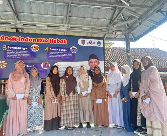 Pembagian Hadiah untuk Para Khatam di SMPN 1 Cijeungjing di Bulan Ramadan